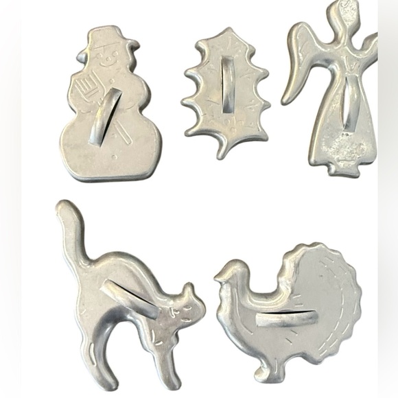 Vintage Cookie Cutters Assorted Holidays Bundle of 7 Kitchen Baking Tools. - Picture 2 of 6